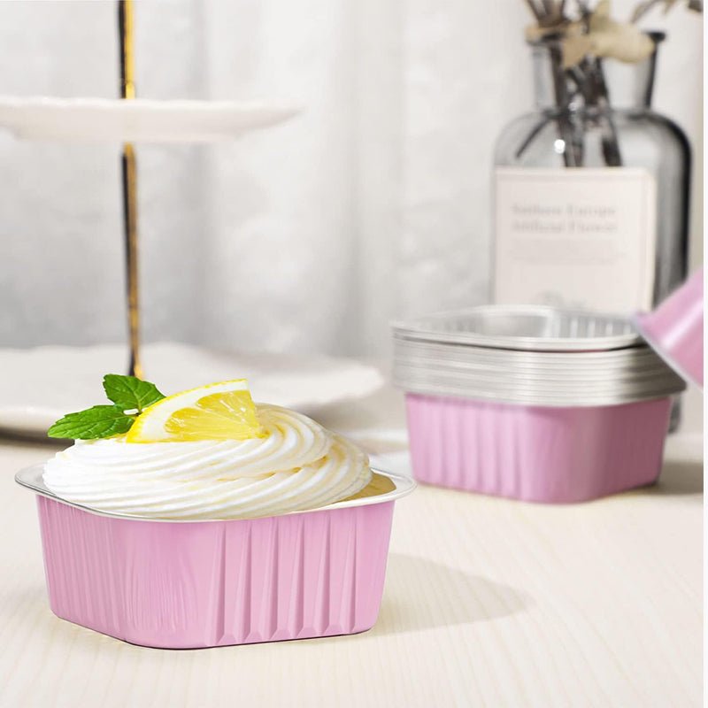 Disposable Mini Cake Pans Set – Foil bakeware with plastic lids, 5oz portions – easy clean-up for parties & gifting.