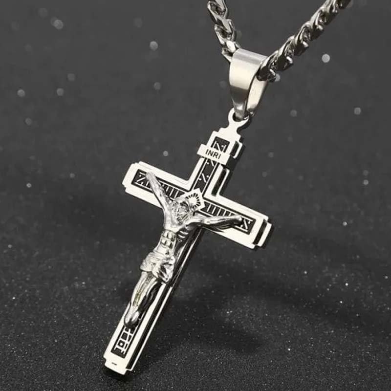Delicate, timeless elegance cross necklace – Fine craftsmanship, stainless steel & subtle shine – perfect for everyday wear or as a meaningful gift